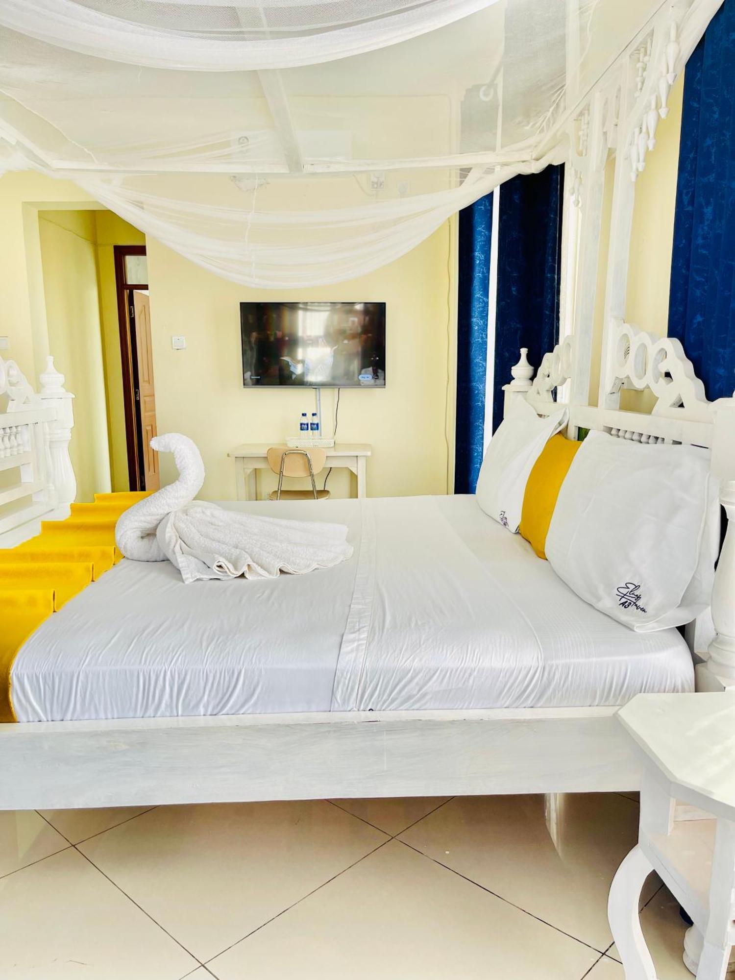 Elna'S Nyali - Work & Unwind - Pool, Sea Views, Ac & Fast Wi-Fi Bed & Breakfast Момбаса Екстериор снимка