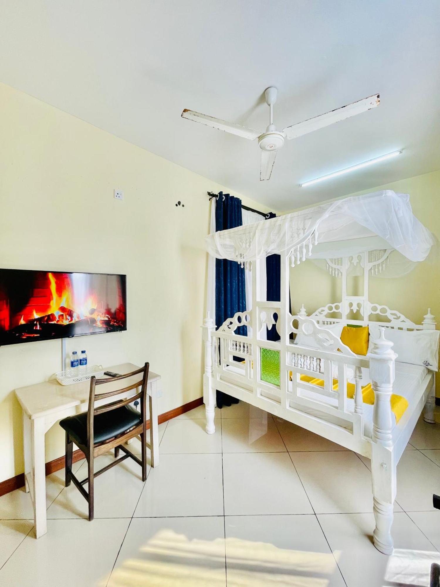 Elna'S Nyali - Work & Unwind - Pool, Sea Views, Ac & Fast Wi-Fi Bed & Breakfast Момбаса Екстериор снимка
