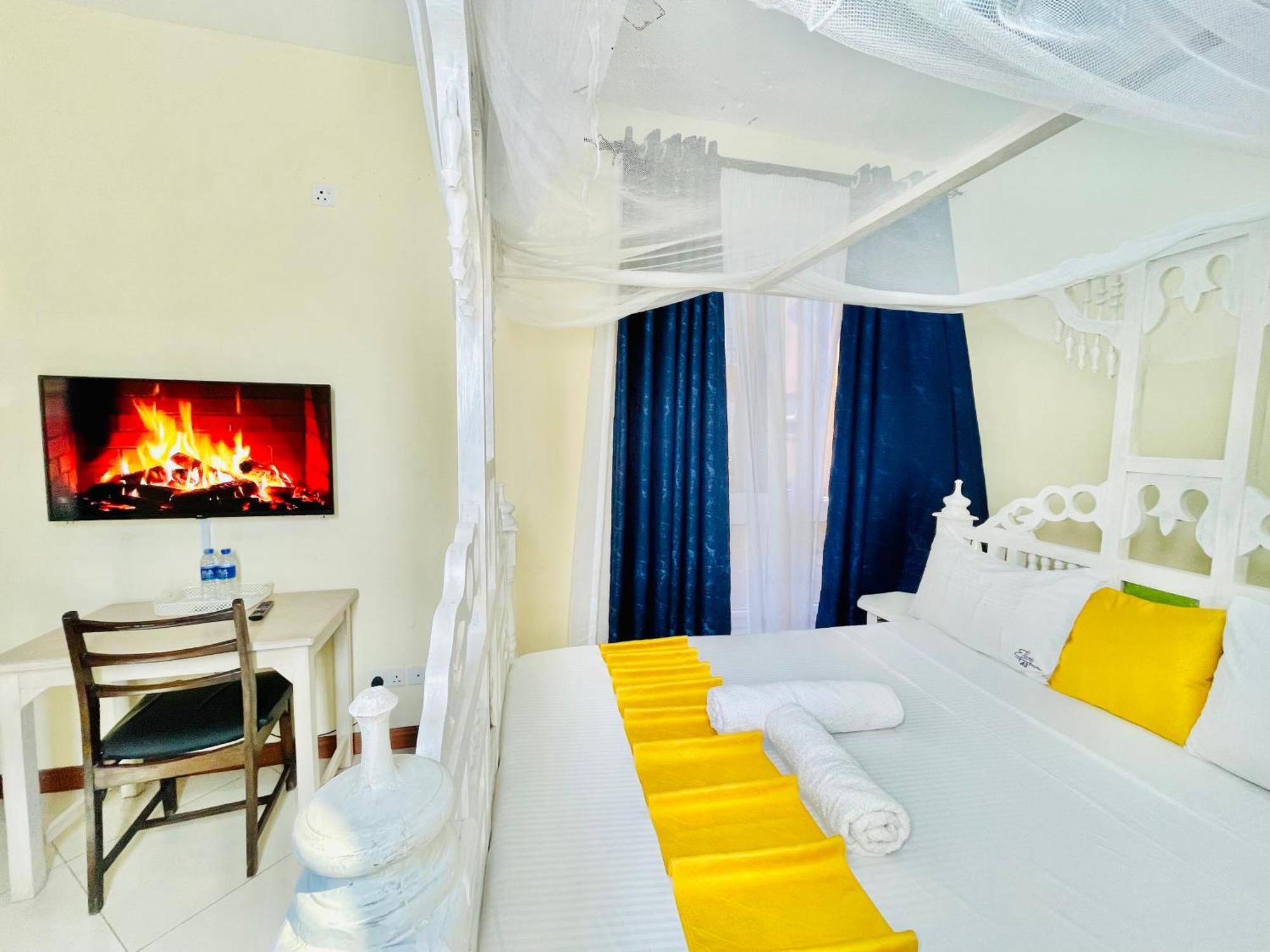 Elna'S Nyali - Work & Unwind - Pool, Sea Views, Ac & Fast Wi-Fi Bed & Breakfast Момбаса Екстериор снимка