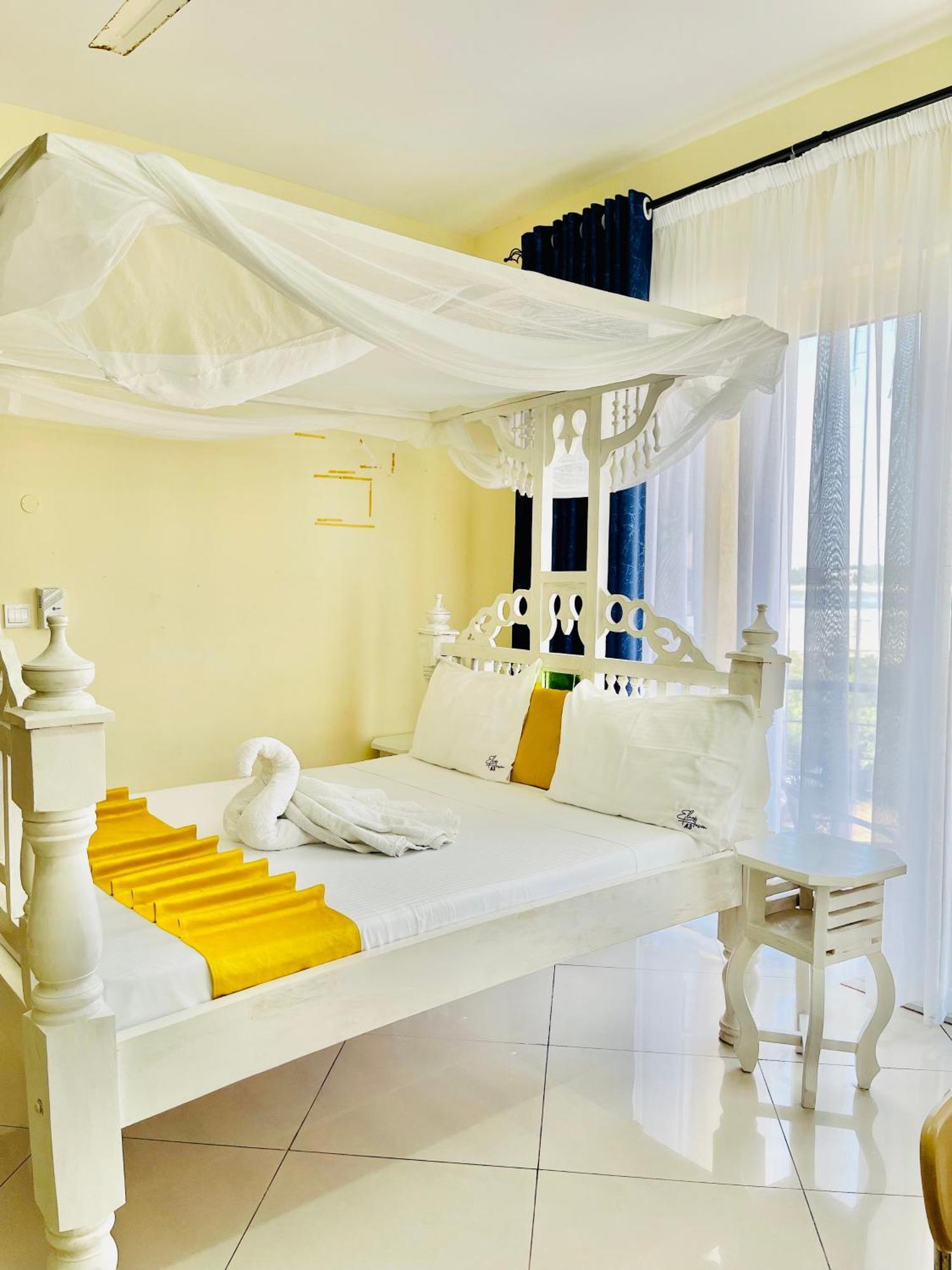 Elna'S Nyali - Work & Unwind - Pool, Sea Views, Ac & Fast Wi-Fi Bed & Breakfast Момбаса Екстериор снимка