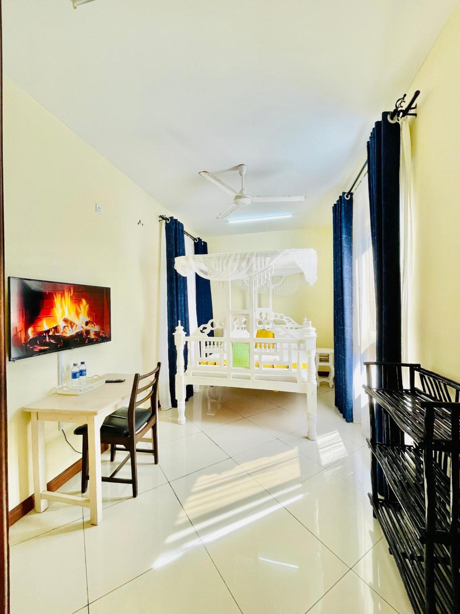 Elna'S Nyali - Work & Unwind - Pool, Sea Views, Ac & Fast Wi-Fi Bed & Breakfast Момбаса Екстериор снимка