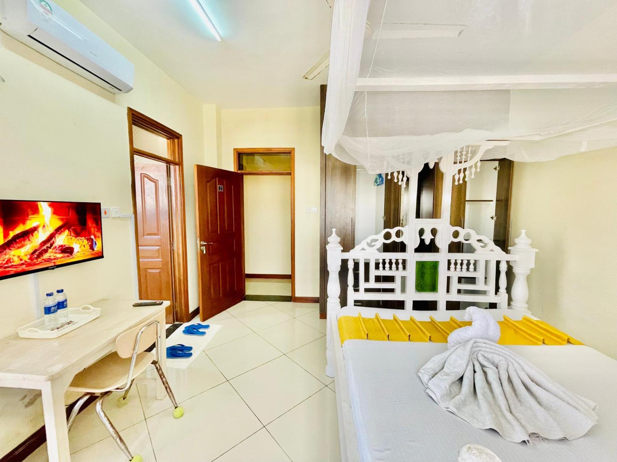 Elna'S Nyali - Work & Unwind - Pool, Sea Views, Ac & Fast Wi-Fi Bed & Breakfast Момбаса Екстериор снимка