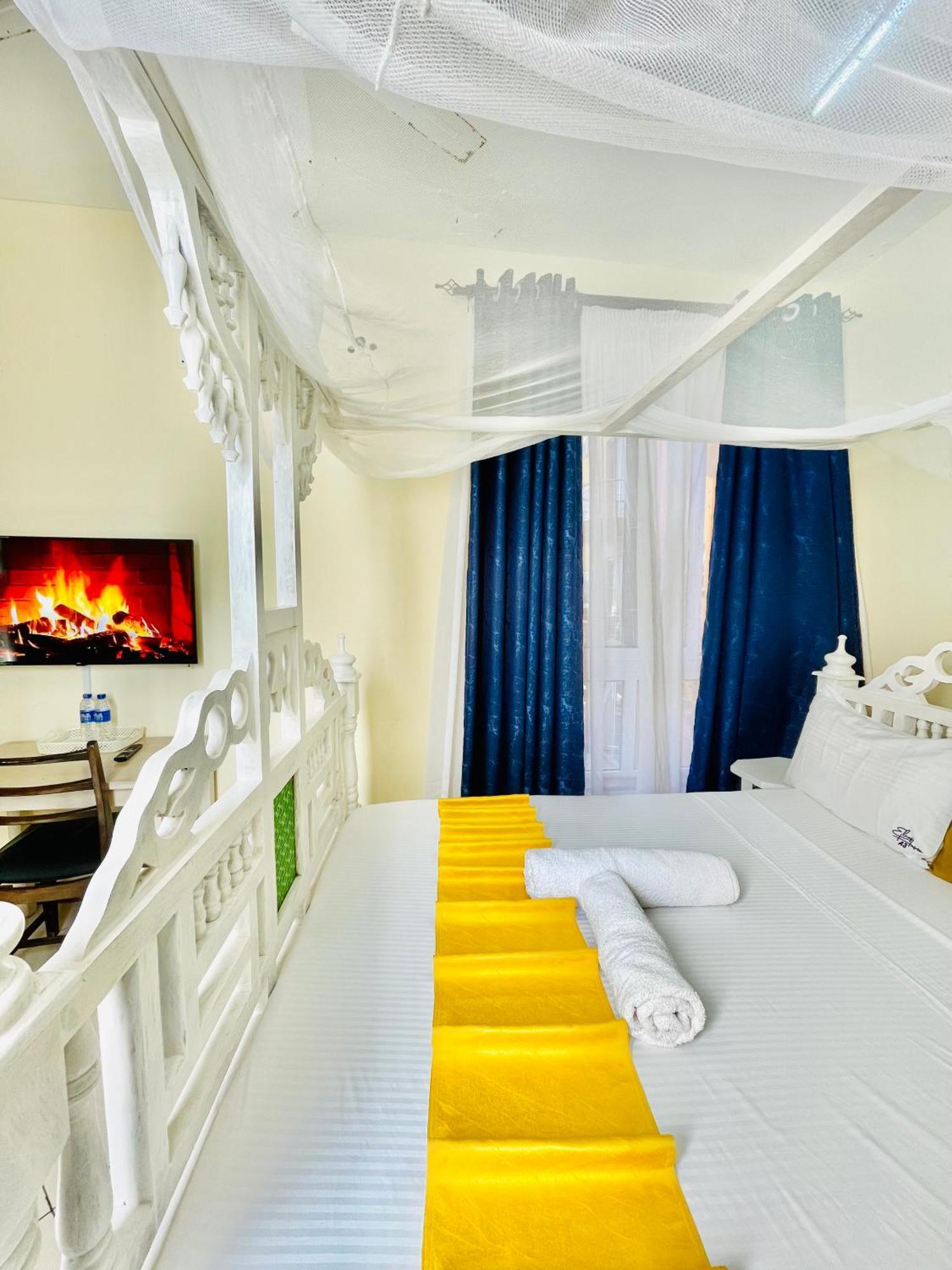 Elna'S Nyali - Work & Unwind - Pool, Sea Views, Ac & Fast Wi-Fi Bed & Breakfast Момбаса Екстериор снимка