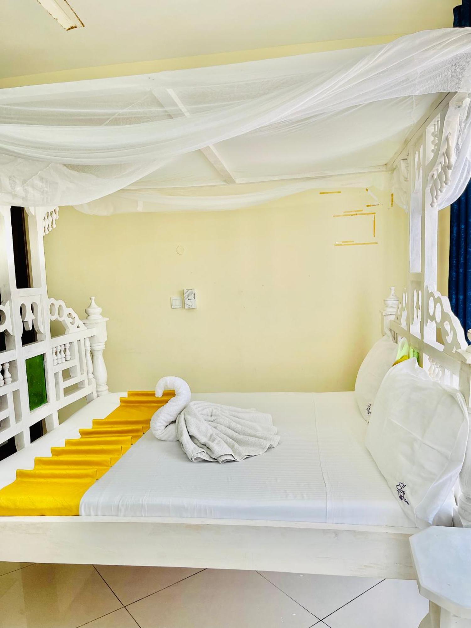 Elna'S Nyali - Work & Unwind - Pool, Sea Views, Ac & Fast Wi-Fi Bed & Breakfast Момбаса Екстериор снимка