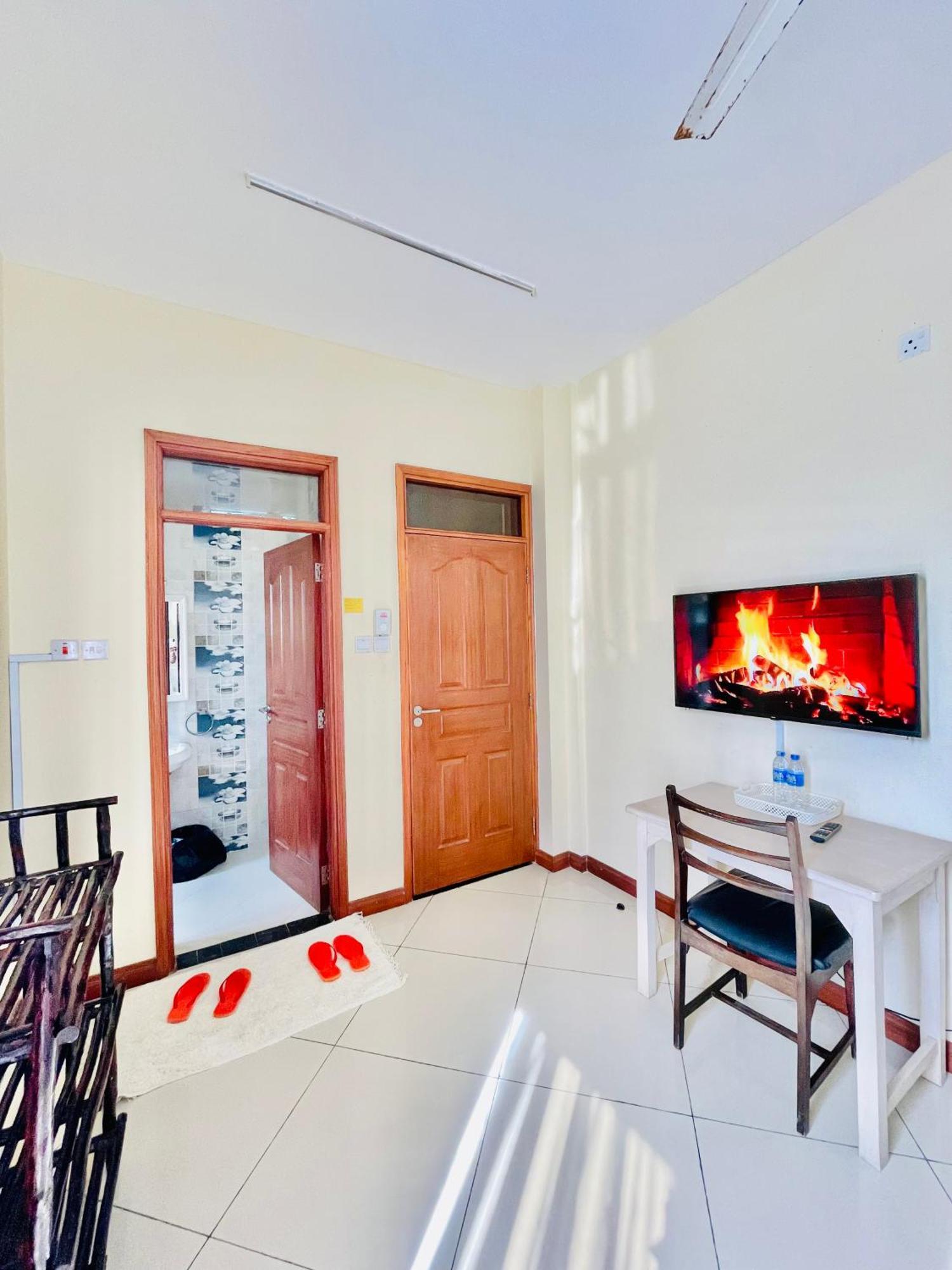 Elna'S Nyali - Work & Unwind - Pool, Sea Views, Ac & Fast Wi-Fi Bed & Breakfast Момбаса Екстериор снимка
