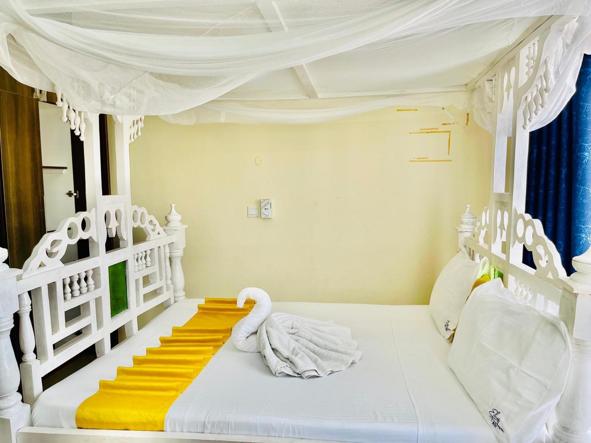 Elna'S Nyali - Work & Unwind - Pool, Sea Views, Ac & Fast Wi-Fi Bed & Breakfast Момбаса Екстериор снимка