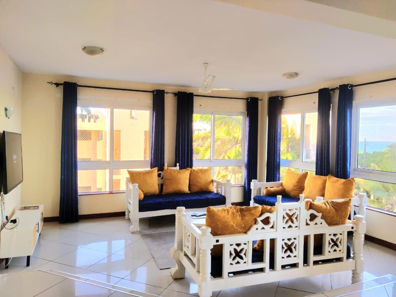 Elna'S Nyali - Work & Unwind - Pool, Sea Views, Ac & Fast Wi-Fi Bed & Breakfast Момбаса Екстериор снимка