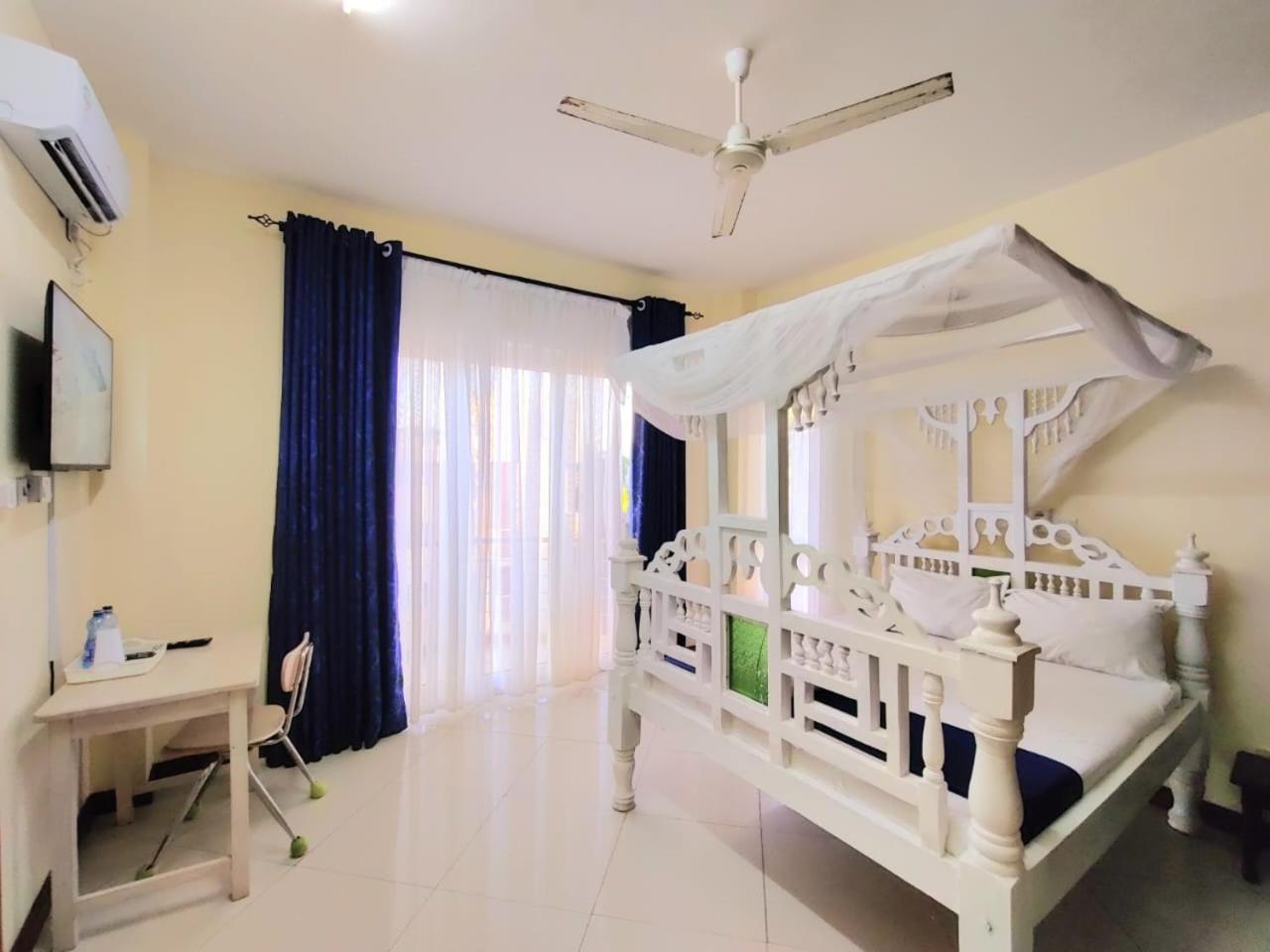 Elna'S Nyali - Work & Unwind - Pool, Sea Views, Ac & Fast Wi-Fi Bed & Breakfast Момбаса Екстериор снимка