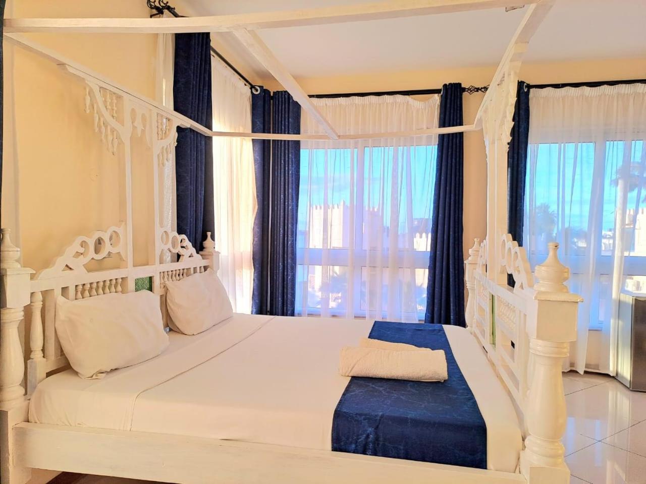 Elna'S Nyali - Work & Unwind - Pool, Sea Views, Ac & Fast Wi-Fi Bed & Breakfast Момбаса Екстериор снимка