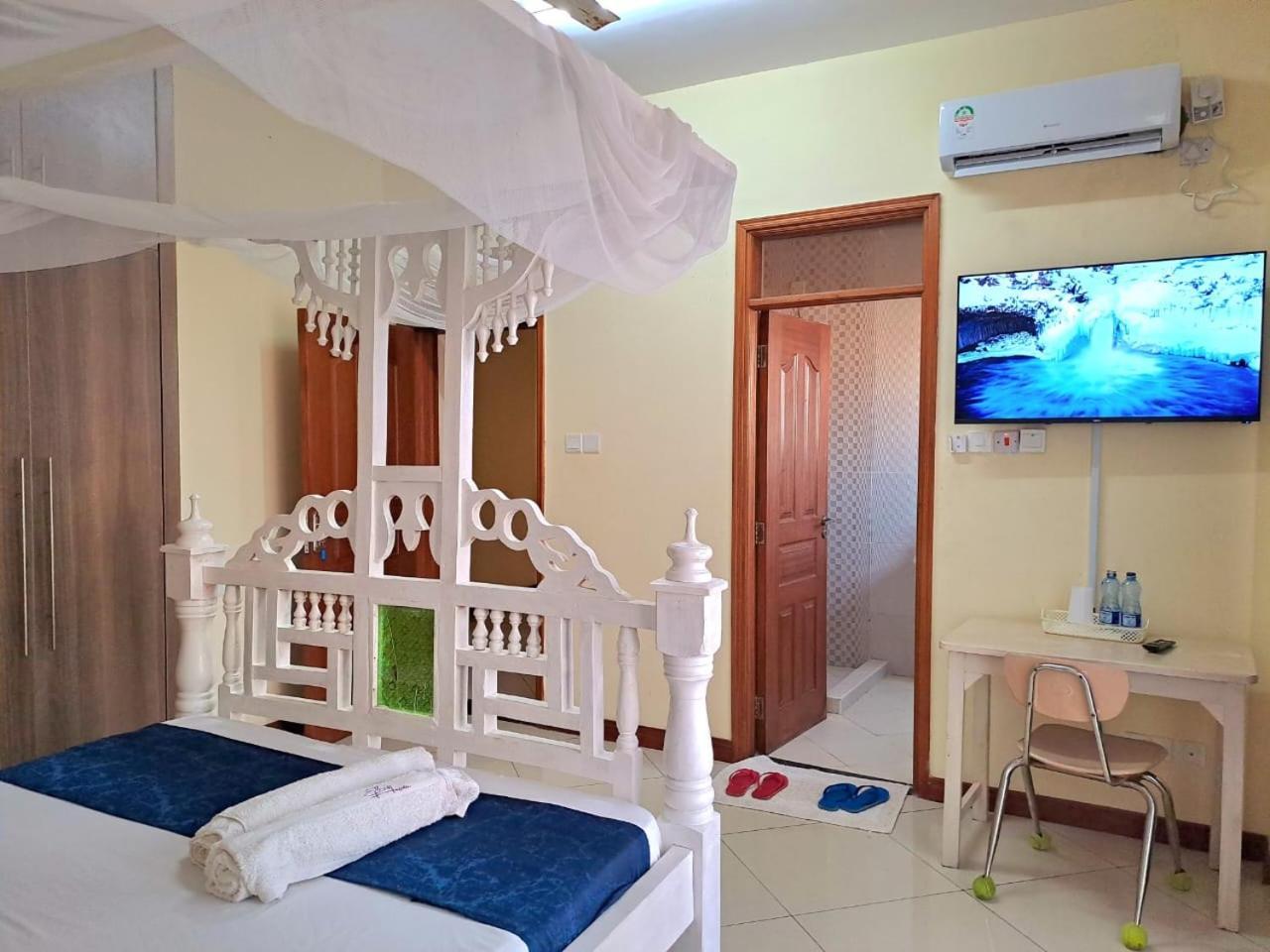 Elna'S Nyali - Work & Unwind - Pool, Sea Views, Ac & Fast Wi-Fi Bed & Breakfast Момбаса Екстериор снимка